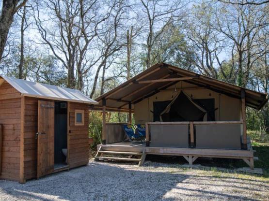 Tente Lodge Kenya CONFORT 34m² - 2 chambres + terrasse couverte 11m² (AVEC sanitaires)