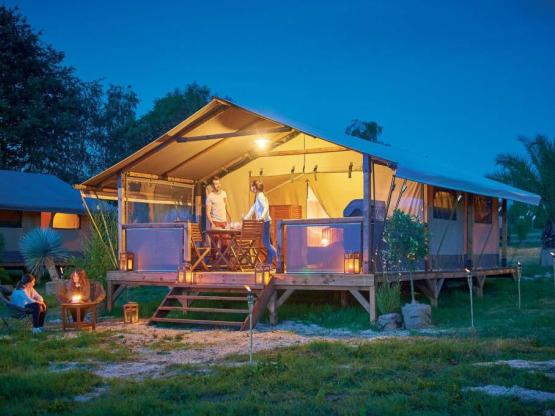 Tente LODGE LUXE 46 m², 2 chambres, avec douche, WC, terrasse couverte,  vue sur le lac