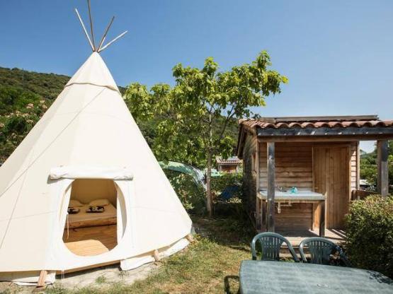 Tipi 2/4 personnes avec salle d'eau et wc