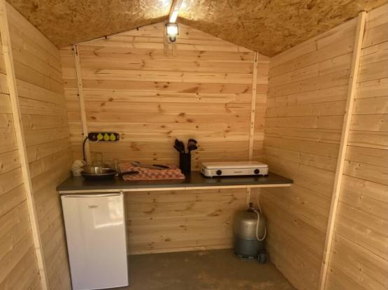 Emplacement PREMIUM : voiture + tente ou caravane + électricité