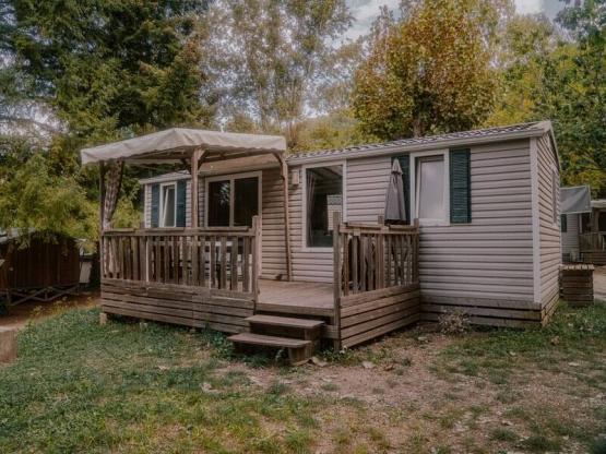Mobil-home Orchidée Grand Confort 35m² - 2 chambres + terrasse couverte + CLIM + TV + LV