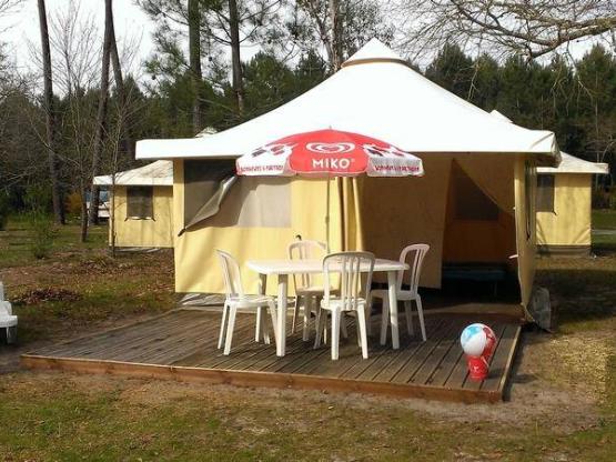 Bungalowtent 2 slaapkamers, ingerichte keuken, terras