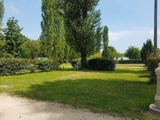 Emplacement CONFORT HERBE avec électricité 6A (voiture + tente/caravane ou camping-car)