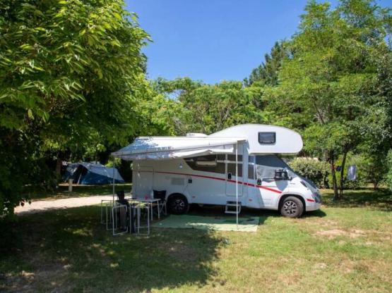 Forfait Confort avec électricité (1 tente, caravane ou camping-car / 1 voiture / électricité)