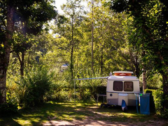 Emplacement surplombant le Lot : voiture + tente/caravane ou camping-car + électricité 10A incluse.