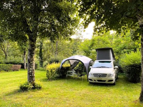 Emplacement surplombant le Lot : voiture + tente/caravane ou camping-car + électricité 10A incluse.