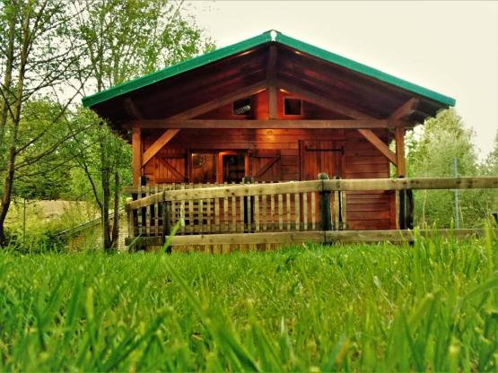 Cabane bateau avec terrasse couverte et sanitaire 4p de 22m²