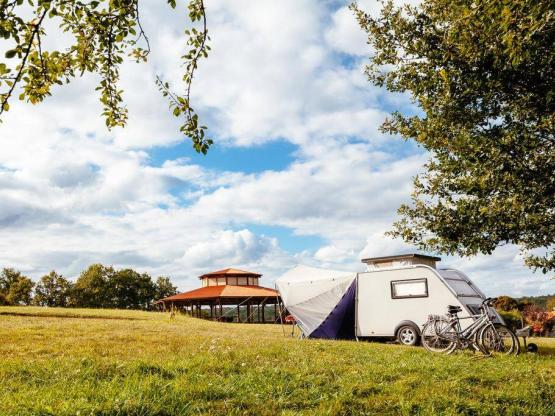 Emplacement Confort XXL incluant 2 personnes, 1 voiture et électricité 10A