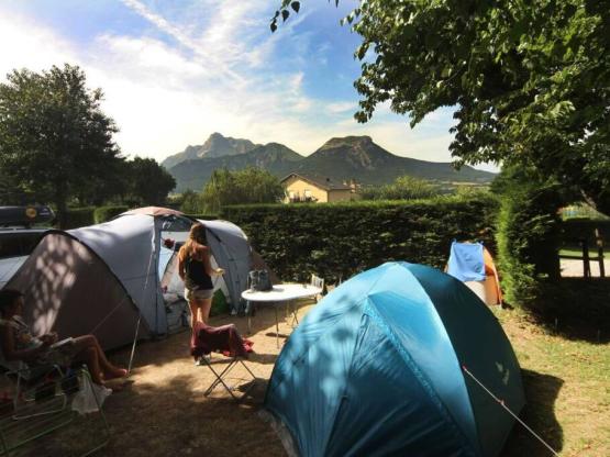 Forfait Privilège (1 tente, caravane ou camping-car / 1 voiture / électricité 6A) + vue sur les montagnes
