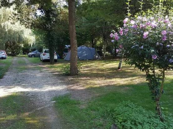 Emplacement nu avec 1 véhicule + 1 équipement