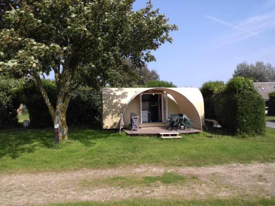 Cocosweet Vordach-Bungalow mit nicht geschlossenem Vordach auf der Terrasse