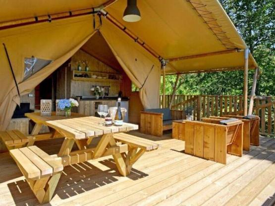 Lodge Woody 27 with toilet block