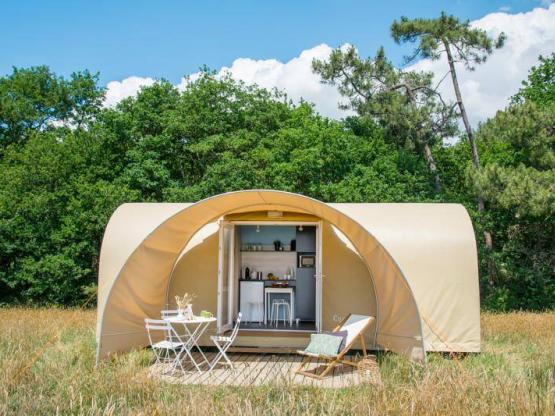 COCO SWEET année 2019 1 chambre et séjour/banquette, kitchinette frigo, terrasse bois, sans sanitaires