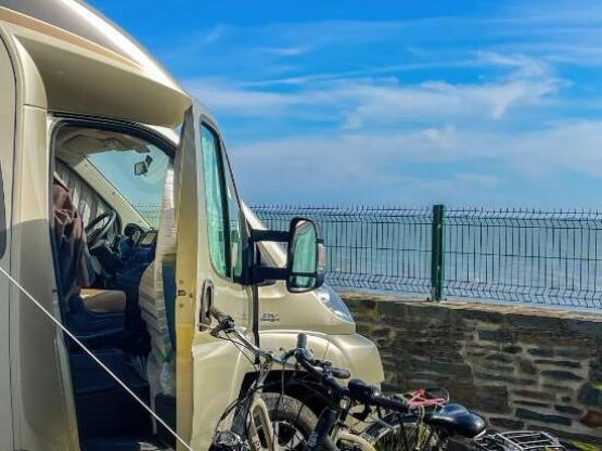 EMPLACEMENT - Electricité 10A incluse / Prise européenne non incluse / 1 voiture sur l'emplacement