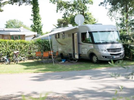 Emplacement Camping Car 35 M² Electricité inclus