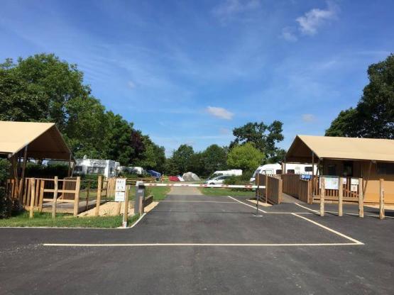 Parcela + coche + tienda o caravana + electricidad