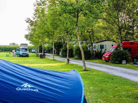 Emplacement côté rivière : voiture + tente/caravane ou camping-car