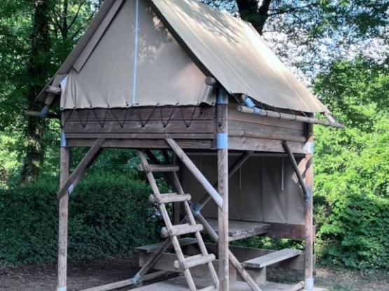 Tente Bivouac en bois sur pilotis (pour randonneurs et cyclistes en itinérance)