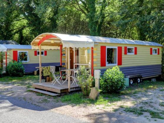 Roulotte - nuitée  - 1 chambre et 2 lits superposés dans le salon - avec DOUCHE et WC