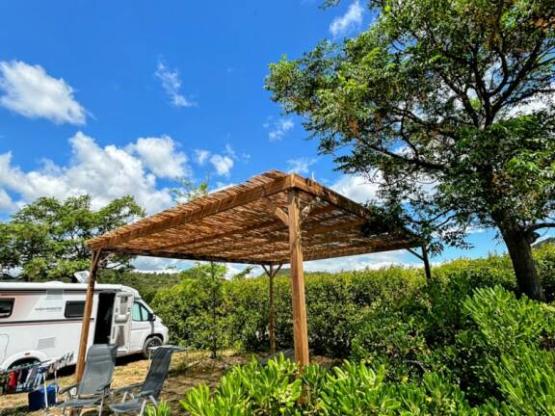 Forfait Confort XXL Pergola 25m² + réfrigérateur (1 tente, caravane et 1 véhicule / électricité 16A)