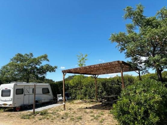 Forfait Confort XXL Pergola 25m² + réfrigérateur (1 tente, caravane et 1 véhicule / électricité 16A)