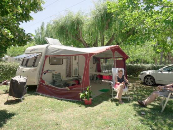 Emplacement Premium : tente, caravane ou camping-car + 1 véhicule + électricité