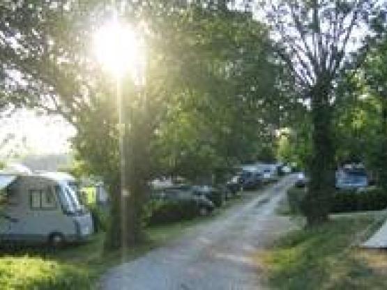 Forfait Emplacement Premium avec électricité 10A, réfrigérateur, table, 4 chaises et BBQ