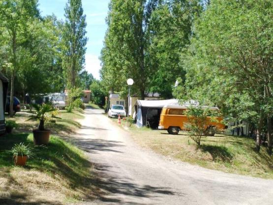 Stellplatz Privilège (1 Zelt, Wohnwagen, Wohnmobil / 1 Auto / Strom 6A) 110m²