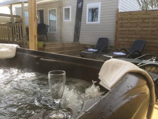 Mobilhome N° 15 Cocooning 2 chambres - spa privatif