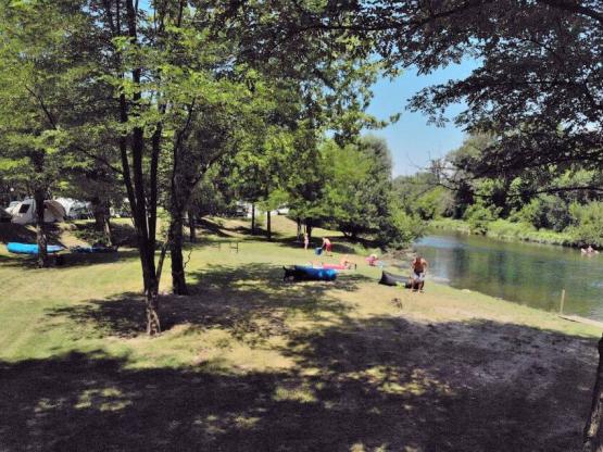 Emplacement Privilége Front de rivière (avec vue directe sur la rivière)
