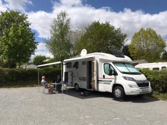 Emplacement stabilisé > 100 M² CAMPING-CAR + électricité