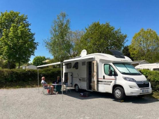 Emplacement stabilisé > 100 m² pour camping-car + électricité