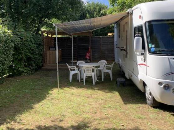 Emplacement 2 pers Grand Confort + 110 m2 électricité Terrasse Couverte en bois avec le Frigo ,et la Plancha .