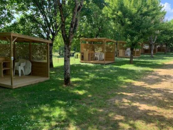 Emplacement Grand Confort+ 110 m² - électricité - Terrasse Couverte en bois - Frigo et Plancha