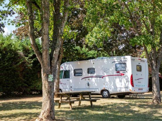 Forfait curistes 2 personnes/21 nuits en emplacement avec électricité, une voiture + une caravane OU un camping-car (animal domestique compris)