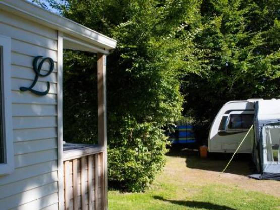 Castel Suite + koelkast : staanplaats Luxe 180 m² met privé sanitair- elektra 16A + koelkast 70 L