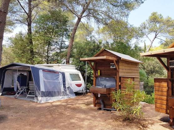 Emplacement PREMIUM avec électricité 10A et sanitaires privés
