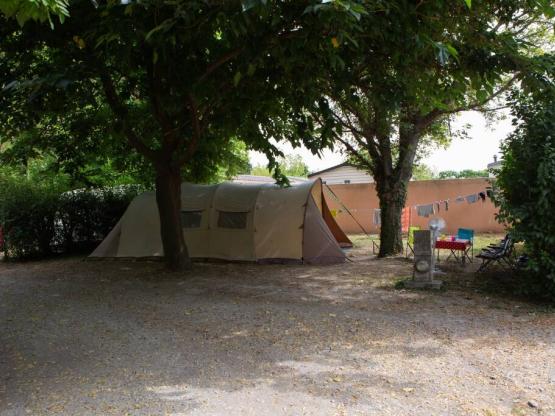 Forfait Privilège (1 tente, caravane ou camping-car / 1 voiture / électricité 8A) +120m²