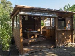 Forfait Premium Freecamp Guinguette - Cabane privative avec sanitaire et cuisine privatifs (1 tente, caravane ou camping-car / 1 voiture / électricité 16A) 2 pers.
