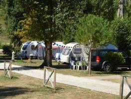 Emplacement CONFORT avec électricité 6A (voiture + tente/caravane ou camping-car)