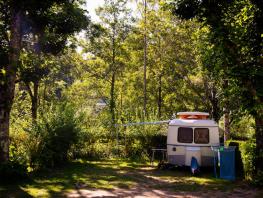 Standplaats PREMIUM Aan rivier Lot : auto + tent / caravan of camper + elektriciteit 10A